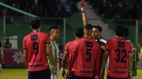 Se confirma la sanción a Oscar Santis tras agredir a un rival (Andrés ADF)