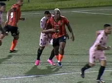 Futbolista de Alianza propina mordida a uno de Águila en el futbol de El Salvador (VIDEO)