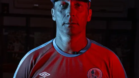 Pedro Troglio ante un imperial registro con Olimpia