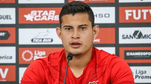 El nicaragüense Juan Luis Pérez denuncia xenofobia en Herediano vs. Alajuelense.