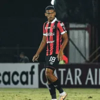Fanáticos de Alajuelense se ponen de pie ante el juvenil panameño Edward Cedeño