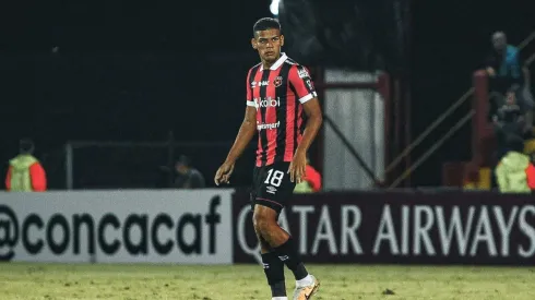 Edward Cedeño levanta comentarios positivos en Alajuela