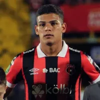 ¿Cuánto debe pagar Alajuelense para quedarse con Edward Cedeño?