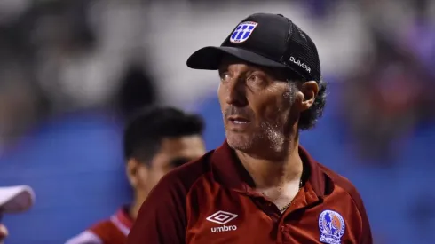 Pedro Troglio dirigiendo a Olimpia