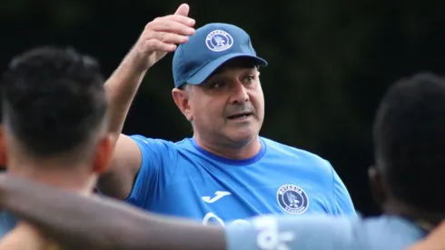 Diego Vázquez exige el regreso de dos figuras que juegan en Honduras.