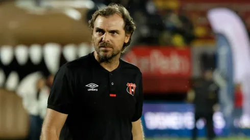 ¿Cuál es la postura de Andrés Carevic sobre su futuro en Alajuelense?