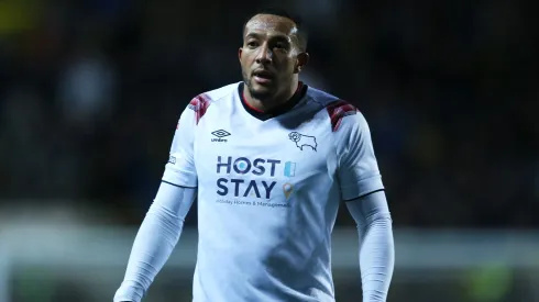 Nathaniel Méndez-Laing renueva contrato con Derby County