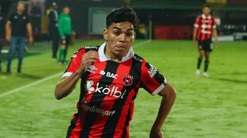 Leonardo Menjívar saldrá de Alajuelense para volver a El Salvador