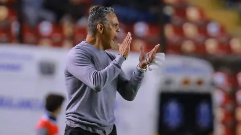 QUERETARO, MEXICO - AUGUST 22: Héctor Altamirano, coach of Querétaro gestures during the 6th round match between Querétaro and Pachuca as part of the Torneo Grita Mexico A21 Liga MX at La Corregidora Stadium on August 22, 2021 in Queretaro, Mexico. (Photo by Manuel Velasquez/Getty Images)