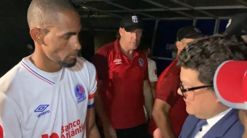 Jerry Bengtson no escondió su enojo tras el apagón en el juego de Olimpia vs UPNFM (Video)