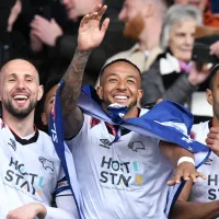¡Nathaniel Mendez-Laing y el Derby County consiguen el ascenso en Inglaterra!