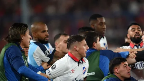Luis Mejía en medio de una riña en el Nacional-River por Copa Libertadores (VIDEO)