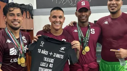 “10 años + 20 minutos": Los jugadores de Saprissa no se olvidaron de Alajuelense en la celebración del vestuario
