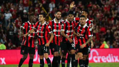 El refuerzo de Alajuelense que llega con problemas