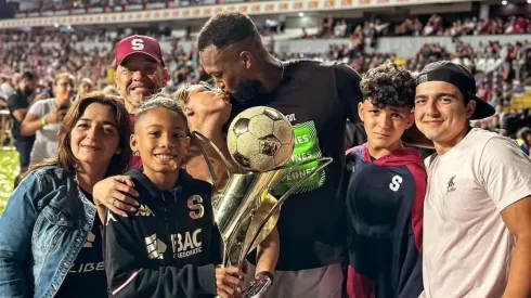 Kendall Waston confiesa qué es lo que hacía a escondidas