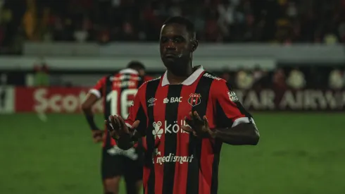 Joel Campbell reaparece en redes tras el título de Saprissa vs. Alajuelense