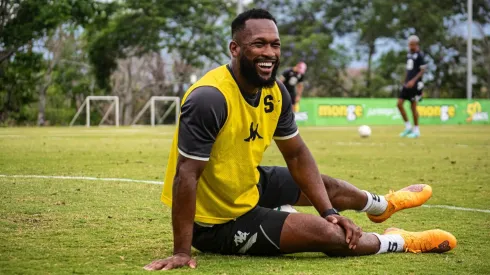 Kendall Waston mostró habilidades fuera de la cancha.