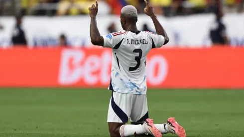 Jeyland Mitchell es seguido de cerca (Getty Images).