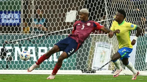 Jeyland Mitchell se prepara para dar el salto (Getty Images).