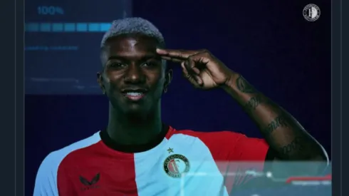 El reconocimiento de Feyenoord a Alajuelense en la futurista presentación de Jeyland Mitchell