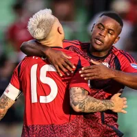 Joel Campbell le lanza flores a un ex Saprissa antes de dejar Alajuelense