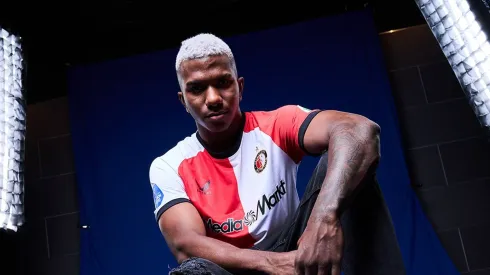 Jeyland Mitchell tiene mucha competencia en Feyenoord.