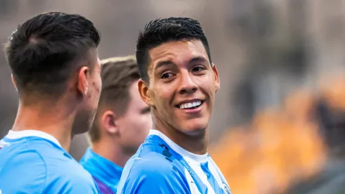 Orlando Galo se presenta en el fútbol europeo.