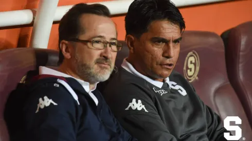 Juan Carlos Rojas elige el bando de Vladimir Quesada contra Sergio Gila en Saprissa.