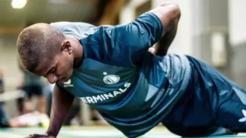 Jeyland Mitchell en la mira: la llamativa tendencia que debe romper con el Feyenoord