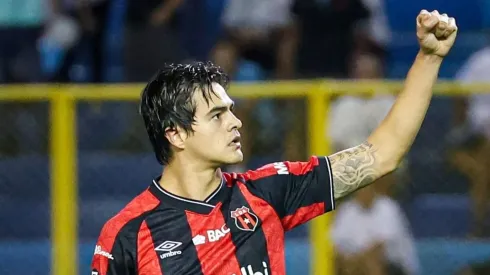 Esto hace Diego Campos mientras juega Costa Rica