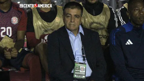 ¿Excusas? Claudio Vivas sorprendió al hablar del catastrófico empate de Costa Riva vs Surinam