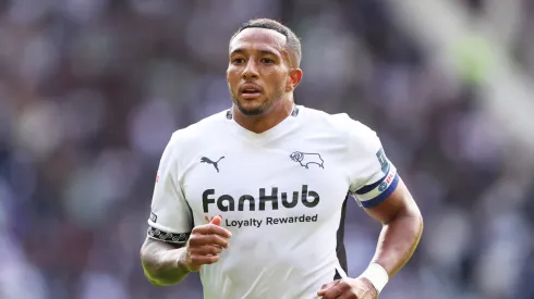 Nathaniel Mendez-Laing recibe galardón en el futbol de Inglaterra