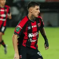 Canhoto le apunta a Saprissa con una advertencia que celebra la afición de Alajuelense