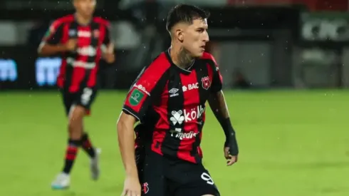 Canhoto le apunta a Saprissa con una advertencia que celebra la afición de Alajuelense