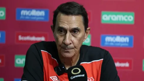 La directiva de Alajuelense prefiere no escuchar a Guimaraes y sí a la afición.