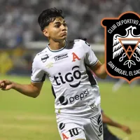 Leonardo Menjívar comienza a calentar el partido de Alianza vs Águila