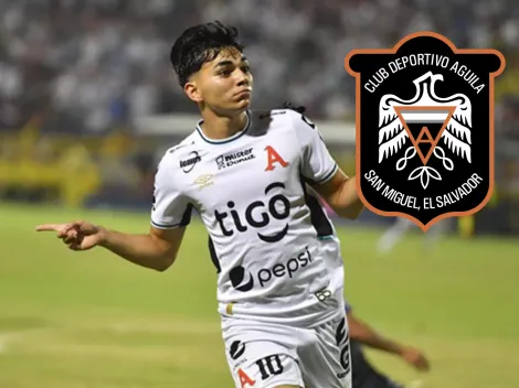 Leonardo Menjívar comienza a calentar el partido de Alianza vs Águila