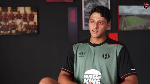 Tiene 19 años, se escapó de Irán para evitar el servicio militar y llegó a Alajuelense.