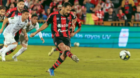 Enojo morado: Celso Borges queda expuesto por Saprissa y en Alajuelense lo defienden.