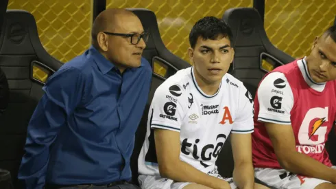 Leo Menjívar rompe el silencio sobre la crítica recibida por el entrenador de Alianza