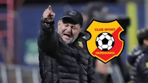 El DT del Team da indicaciones con cierto enfado.