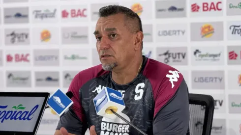 José Giacone recibe un mimo de la directiva morada.