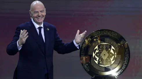 Gianni Infantino junto al trofeo del Mundial de Clubes 2025.
