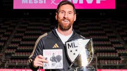Lionel Messi junto al premio que recibió como MVP de la MLS.