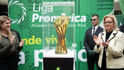 Vicky Ross presenta el premio que obtendrá el campeón del Apertura.