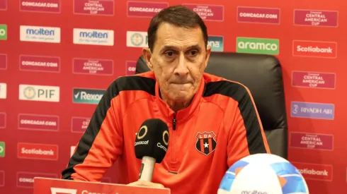 Alexandre Guimaraes en conferencia de prensa.