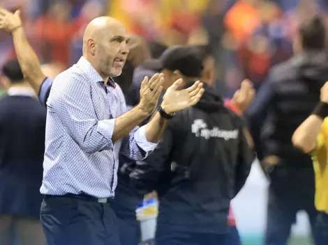 Luis Marín señala a sus jugadores antes de la vuelta