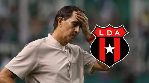 Alexandre Guimaraes se lamenta tomándose la cara.