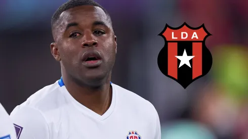 Joel Campbell se aleja de Alajuelense.