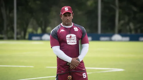 Drástica decisión: José Giacone borra a una figura de Saprissa y su futuro está en peligro.